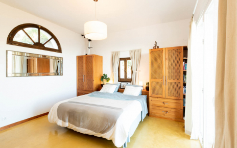 Dormitorio en planta baja con puertas a terrazas